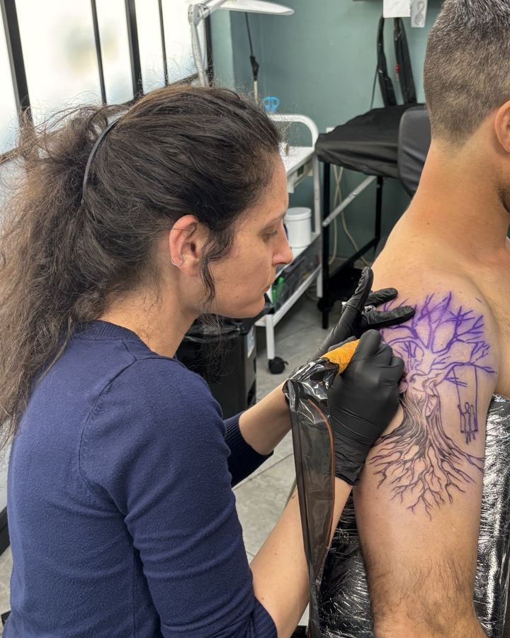 יעל עובדת בסטודיו