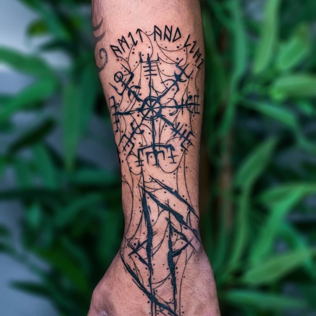 abstract viking compass back hand tattoo קעקוע בעיצוב אישי מצפן ויקינגי גב כף יד 