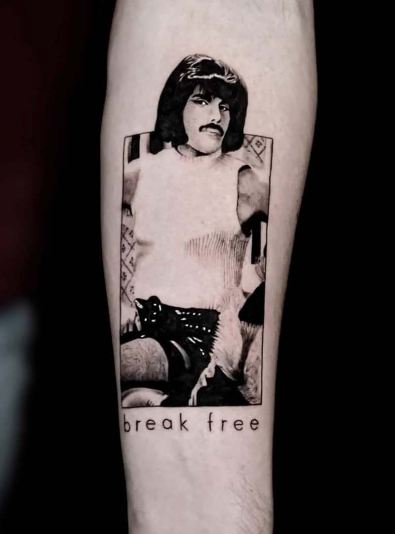 freddie mercury realistic portrait tattoo קעקוע מיקרו ראליסטי של פרדי מרקורי