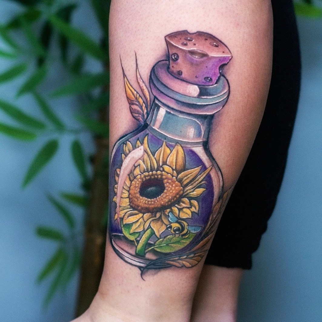 neo traditional bottle sun flower color tattoo  נאו טרדישיונל בקבוק חמניה פרח צבעוני נאון