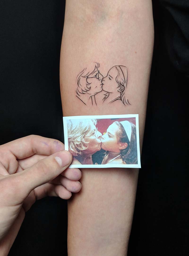 rialistic photo to line work tattoo קעקוע תמונה ראליסטית עבודת קווים משפחה סבתא נכדה