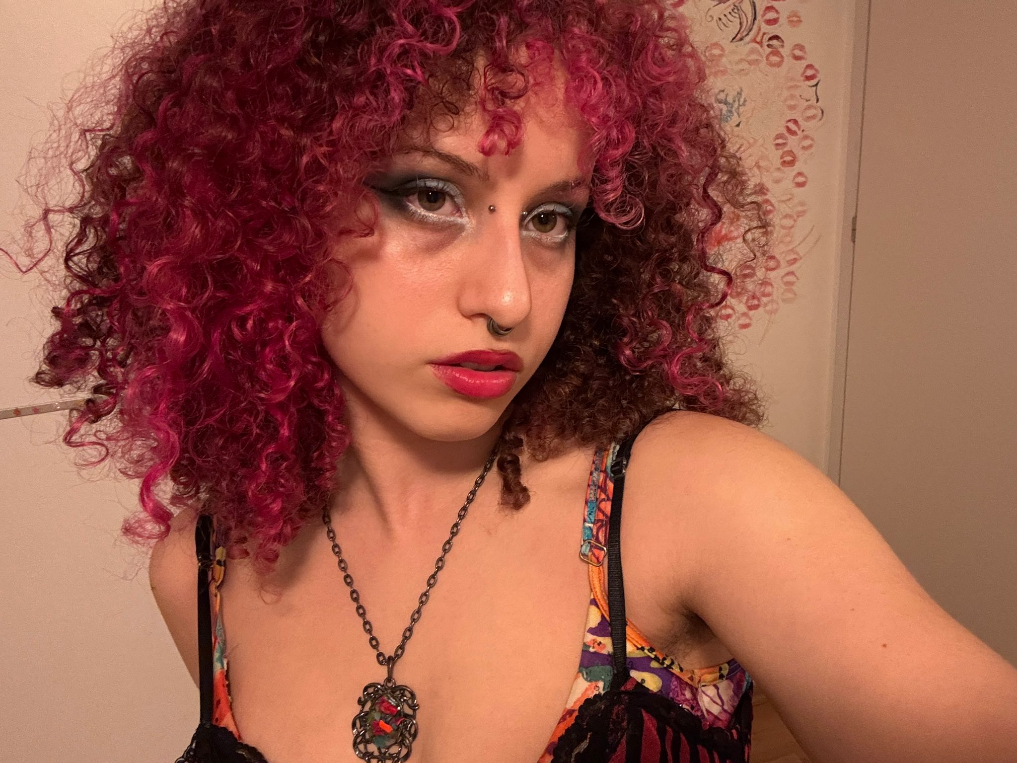 ריקי - פירסרית מקצועית בסטודיו קוי טאטו, מתמחה בניקובי פירסינג מדויקים ומציעה קולקציית תכשיטים יוקרתיים מזהב וטיטניום ברמת שתל.