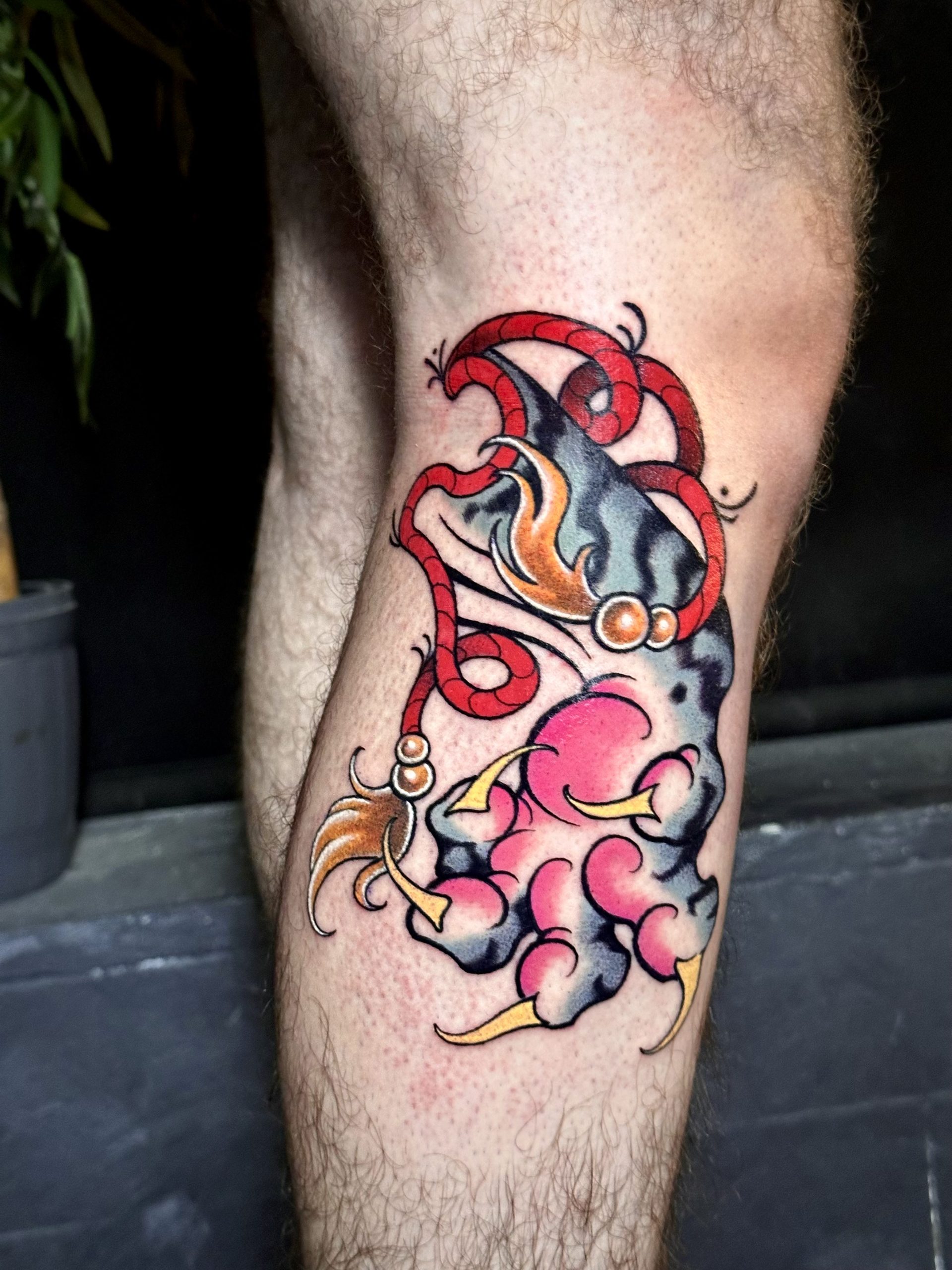 קעקוע צבעוני על הרגל, דוגמה לקעקוע שצריך שמירה משמש וחיכוך גם אחרי ההחלמה
